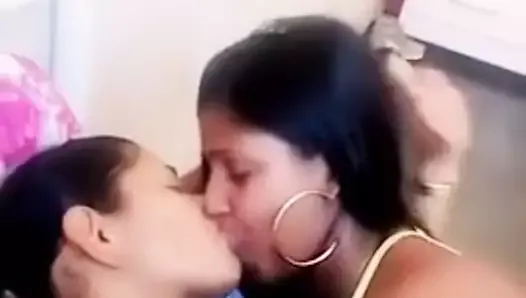 amateur lesbian tongue kissing