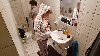 Chị kế assfucked cứng trong phòng tắm và mọi người có thể nghe thấy tiếng đập