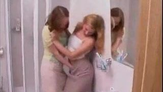 maman et sa fille  a la salle de bain chaud