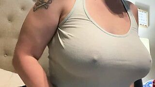 Amateur MILF has intense squirting orgasms during cam show