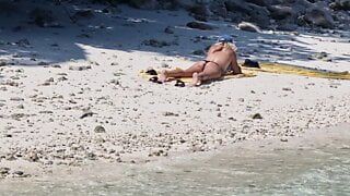 Voyeurs – Naked girl on beach touches pussy