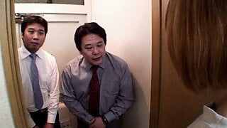 Японская милфа позвонила владельцу секс-шопа, чтобы показать ей дилдо, который у него есть на продажу, и в конце концов экспериментирует с ним