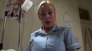 Zwei britische Krankenschwestern seifen sich ein und ficken einen Glückspilz