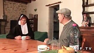 Eine französische Nonne, hart gefickt in Dreier