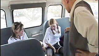 Hai cô gái trẻ đang đụ một chàng trai trên ghế sau xe hơi của anh ta