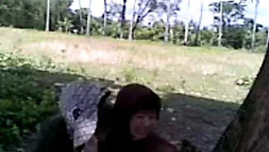 Siswi Berjilbab Asik Ciuman Di Taman