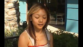 Aziatische tiener opgepikt in het winkelcentrum voor wat geld en hardcore creampie -actie
