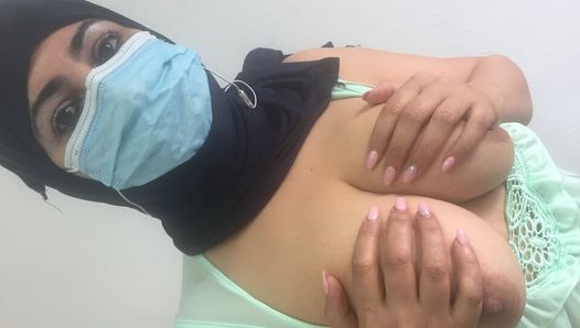 Тунисская жена говорит грязно и мастурбирует свою киску, вытягивая ее грудь. Она хочет девушек и мужчин