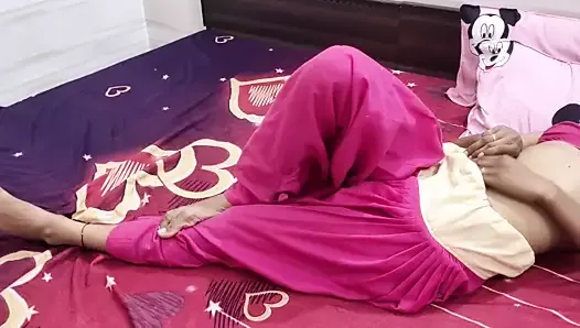 Романтическое секс-видео супер горячей индийской коллажницы с мастурбацией и трахом пальцами крупным планом, бритая киска