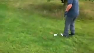 Jogando golf com o taco de carne dura
