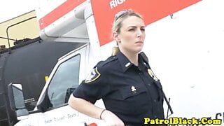 Женское доминирование, полицейские трахают черного чувака в кузове грузовика