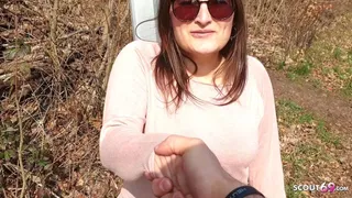 Deutscher Teenie mit dicken Titten Holly Banks verführt zum Ficken an der Bushaltestelle