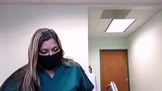 Пухлая медсестра пытается показать