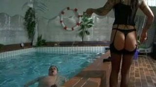 Жестокая пытка яиц Императрицей в бассейне