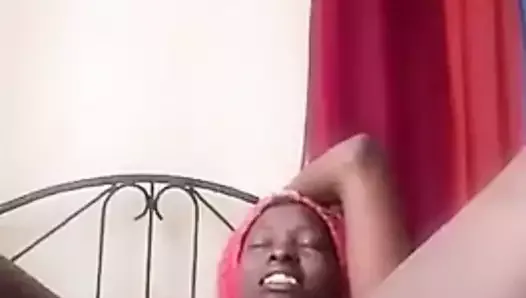 Занзибарская танзанийская девушка получает мастурбацию в своей комнате