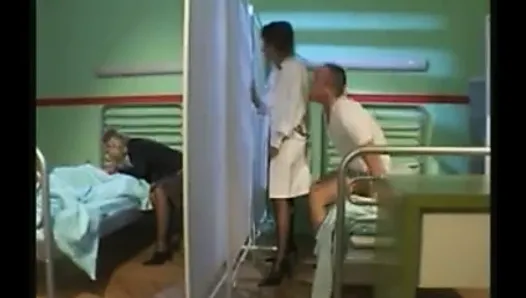 Женщина-медсестра начинает горячую больницу с 4 путями