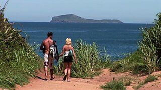 Пара встречает незнакомца на пляже и занимается сексом с ним, где угодно