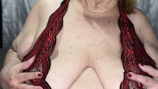Очень толстая бабушка-толстушка мастурбирует в нижнем белье