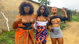 Chicas africanas cachondas muestran las tetas para un trío lésbico real después de jungle rave