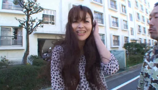 Японская жена трахается в первый раз перед камерой в любительском видео