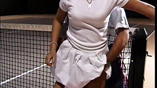 年轻可爱的黑发女郎留着辫子，和精力旺盛的教练一起上网球课