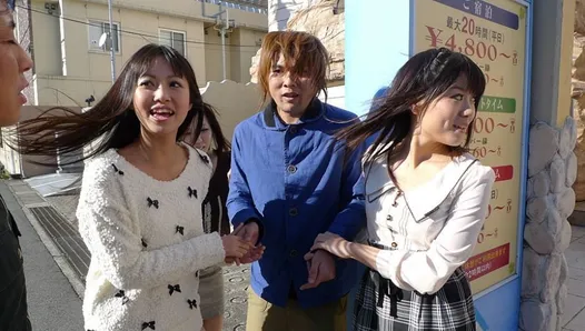 Японская девушка, Kotomi Asakura делит мужика с друзьями