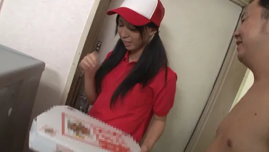 Хорошенькую девушку из Службы доставки пиццы соблазнили