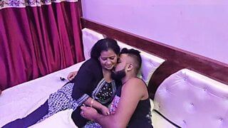 Une tante excitée se fait baiser par son copain indien