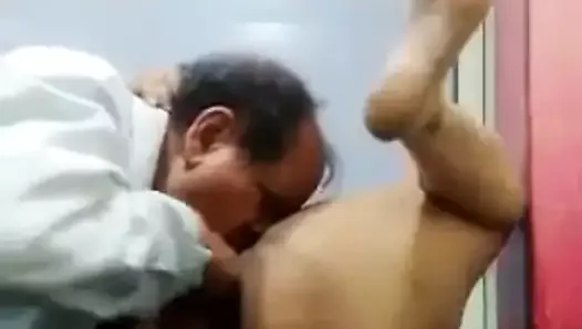 Доктор занимается сексом с пациентом