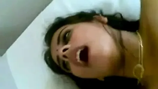 Секс индийской замужней пары в домашнем любительском видео