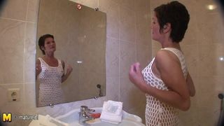 Squirting mature mother gets off