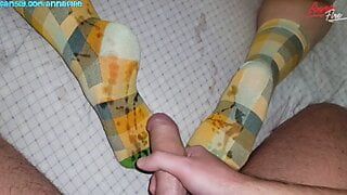 Hete milf in groene sokken wordt hard geneukt door een grote pik