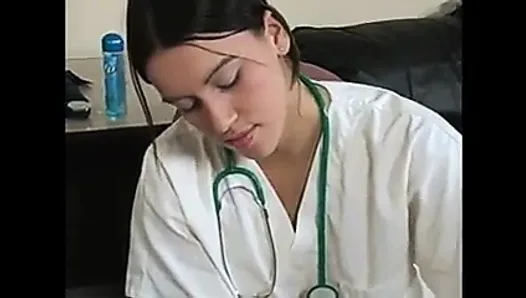 Женщина-врач получает образец спермы и пробует у пациента WF