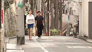 Японскую женщину-миллионера арестовывают и трахают со всеми свидетелями, а ее муж-куколд наблюдает