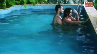 Nyla Usha, сцена поцелуев у бассейна, настоящий секс