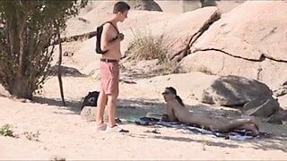 Незнакомец влюбляется в большой член Jotade на нудистском пляже