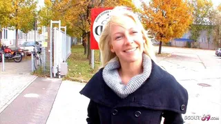 Süßes deutsches College-Mädchen beim Casting von Ugly Guy abgeschleppt und gefickt