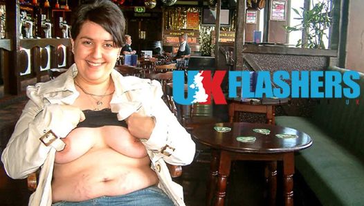 Бесстыдная британская толстушка светит огромными сиськами повсюду на UK-Flashers