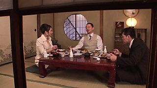 家庭聚餐升级！日本人忘记了他们的礼貌，在三人行中啪啪啪！