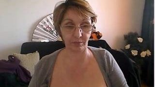 Mature woman showing nice body and big tits