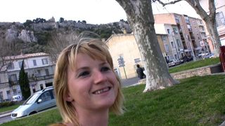 Une jolie adolescente française fait un casting anal dans sa ville natale