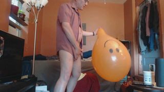 Balloonbanger 34) Great Fun w Awesome Balloons and Cum Shot
