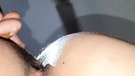 Un entraînement anal sur une femme sexy se termine par une crépitation anale