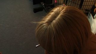 Grose Titten Blonden fingert ihre Pussy im Fitness Raum