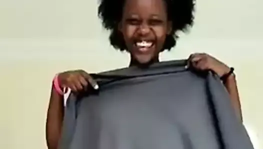 Угандийская девушка показывает свою киску