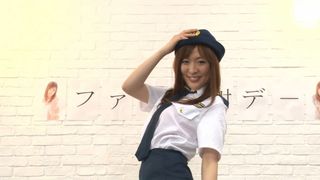 Une jolie adolescente japonaise s'habille en policier et suce et baise deux bites