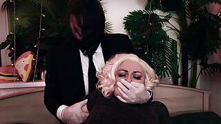 Hot pervers: un homme couvre la bouche de la fille puis lui coupe ses vêtements. gants médicaux et gémissements