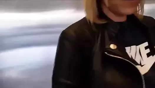 Blondine im Fahrstuhl gefickt