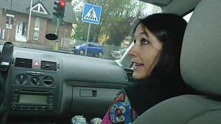 Немецкий водитель разрешает сесть только сексуальным шлюховатым девушкам