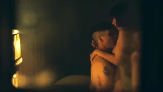 Обнаженная секс-сцена Charlie Murphy на пианистых заносах в скандальном самолете